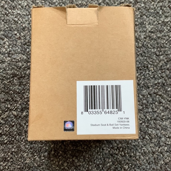 New York Yankee stadium seat and ball set (2006) - Picture 8 of 8